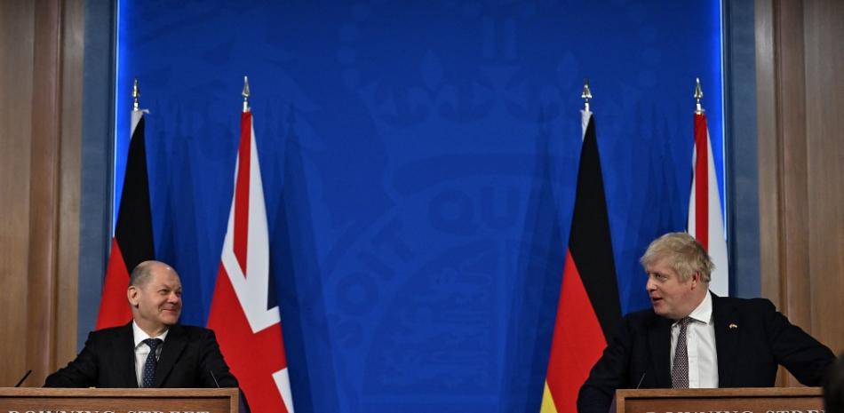 El canciller de Alemania, Olaf Scholz (izquierda), y el primer ministro británico, Boris Johnson (derecha), asisten a una conferencia de prensa conjunta dentro de la sala de información de Downing Street luego de una reunión bilateral en el número 10 de Downing Street, en Londres, el 8 de abril de 2022. Ben Stansall / PISCINA / AFP