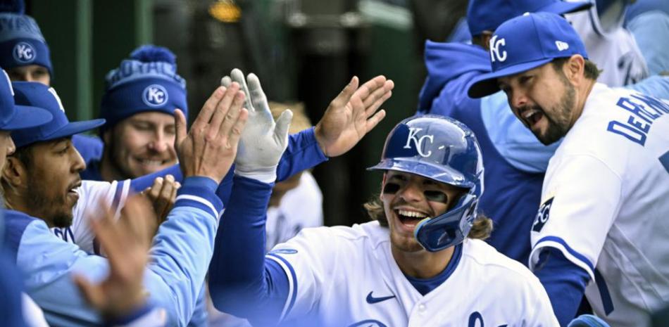 Bobby Witt Jr. de los Reales de Kansas City es felicitad0 tras anotar en el encuentro ante los Guardianes de Cleveland.