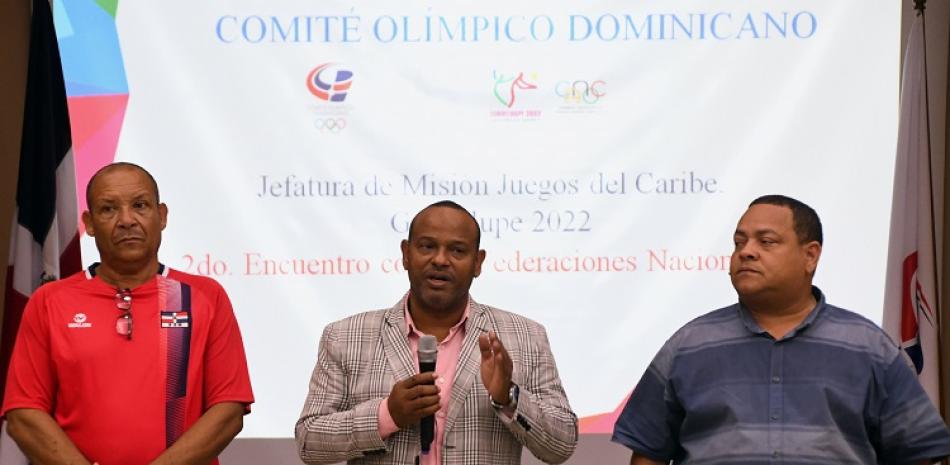 Gilberto García hace uso de la palabra en compañía de Franklin De la Cruz y Juan Febles Dalmasí.