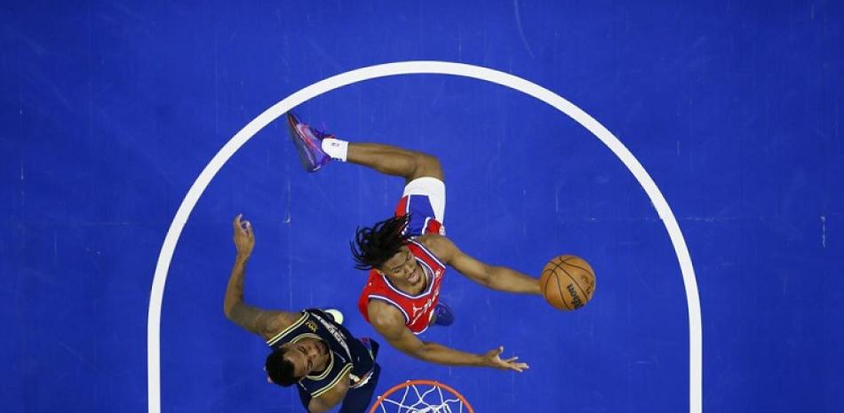 Tyrese Maxey, derecha, de los 76ers de Filadelfia, intenta encestar ante Monte Morris, de los Nuggets de Denver, en partido de NBA.