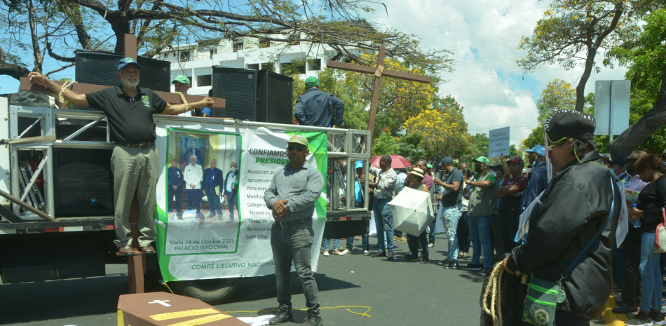Un hombre se “crucificó” durante la protesta de los agrónomos. LEONEL MATOS/LD