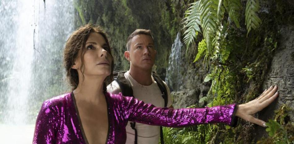 Sandra Bullock y Channing Tatum en una escena de la película "The Lost City", de Paramount Pictures. (Kimberley French/Paramount Pictures via AP).