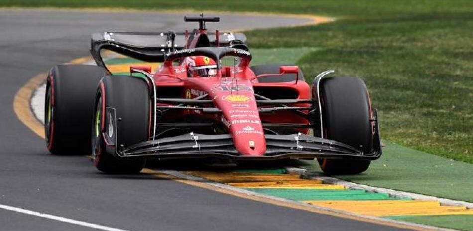 Charles Leclerc, de Ferrari, conduce durante los primeros ensayos libres del viernes antes del Gran Premio de Australia del campeonato mundial de la Fórmula Uno.