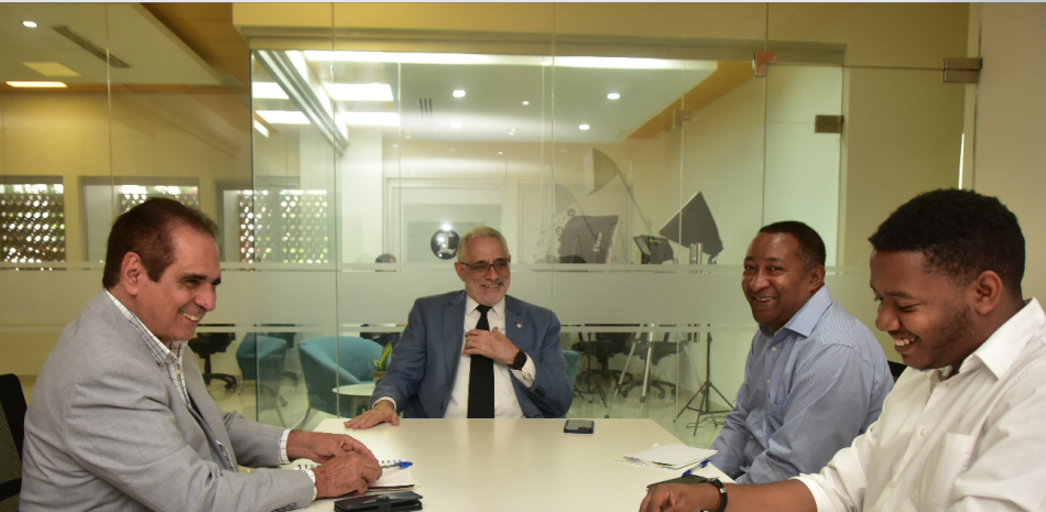 Vitelio Mejía comparte en el Café Deportivo con el editor deportivo Héctor J. Cruz y los redactores Pedro G. Briceño y Javier Flores.