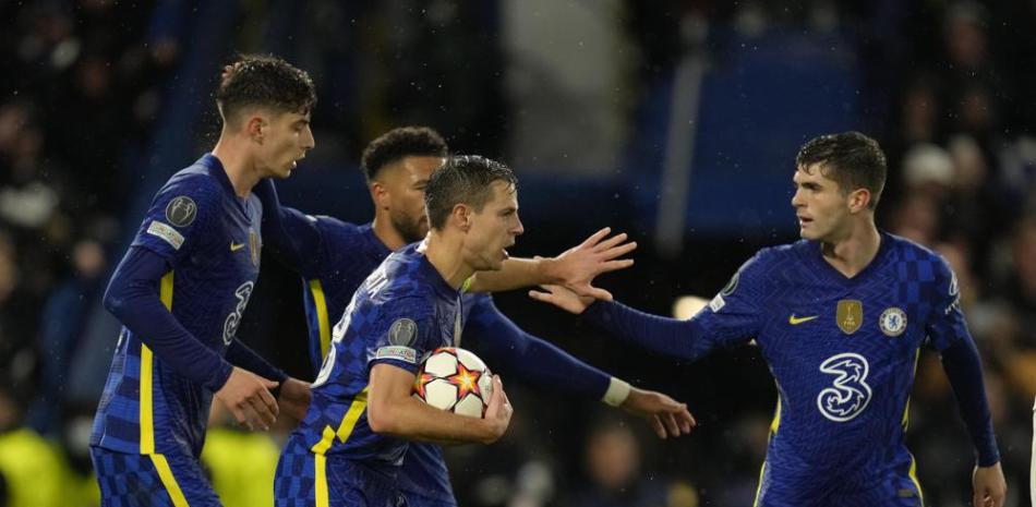 Kai Havertz, izquierda, festeja con sus compañeros después de anotar el primer gol del Chelsea en el partido de ida de los cuartos de final de la Liga de Campeones.