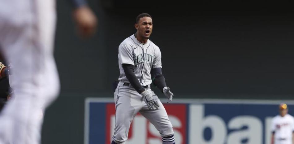 Julio Rodríguez festeja tras dar su primer hit en las Grandes Ligas, un doble ante Texas.