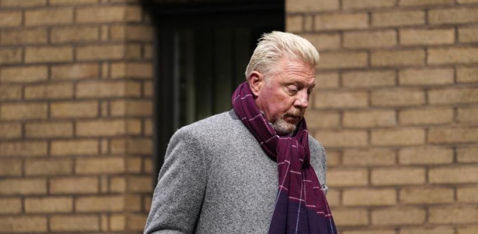 El extenista alemán Boris Becker sale del tribunal de Corona en Southwark, de Londres.