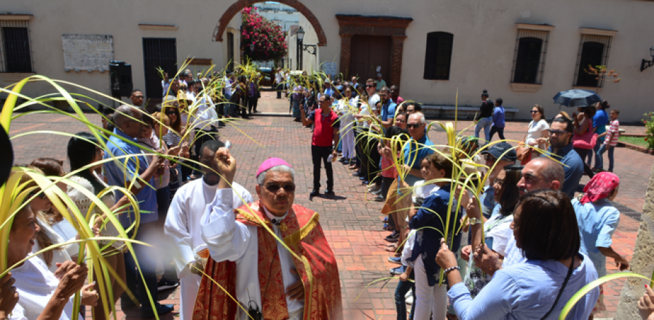 La procesiones de la iglesía católica aglutina a miles de cristianos que celebran la muerte y resurreción de Jesús.
