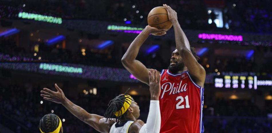 Joel Embiid, de los Sixers, realiza un intento al canasto.