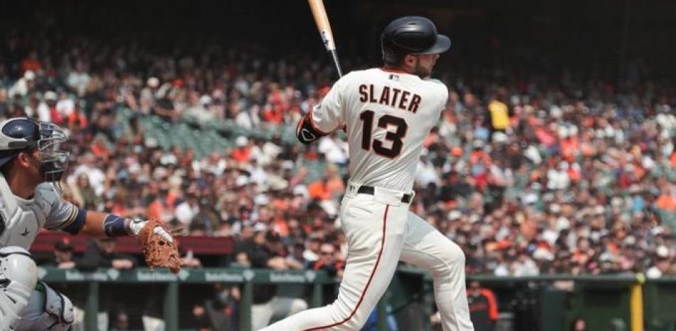 Austin Slater Aal momento de dar su batazo ganador ante los Marlins anoche.