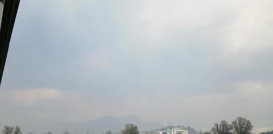 El humo del incendio ha llegado a los hogares de algunos locales de Constanza.