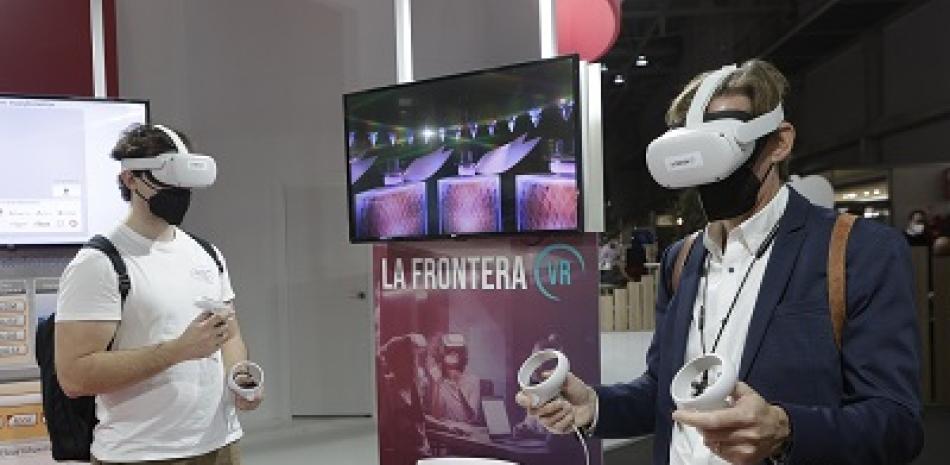 Dos visitantes prueban la tecnología de realidad virtual en el Congreso Mundial de Móviles (MWC) de Barcelona, donde el metaverso se ha colado como estrella después de ser elevado a los altares por el estadounidense Mark Zuckerberg. EFE/Quique García