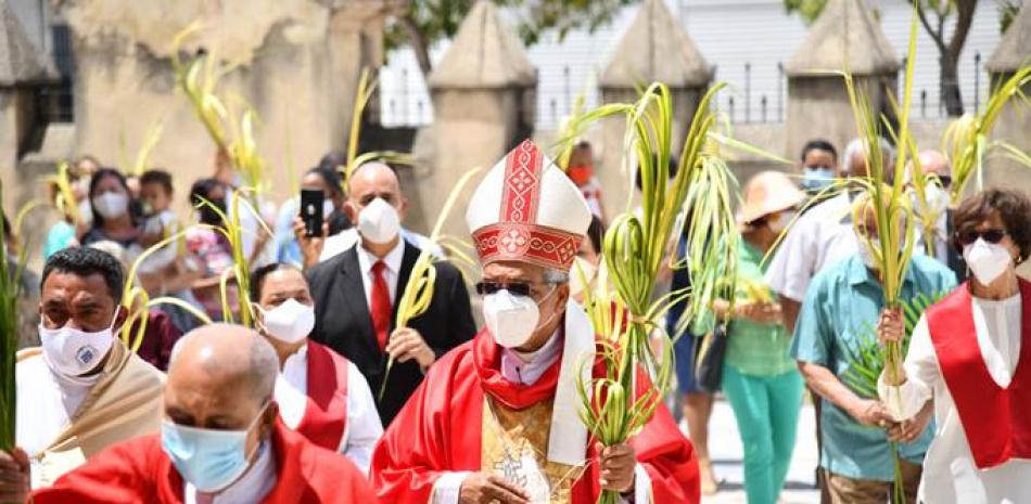 Monseñor Francisco Ozoria, arzobispo de Santo Domingo, en la celebración del Domingo de Ramos del año pasado. Con esta fiesta inicia la Semana Mayor. Foto de archivo