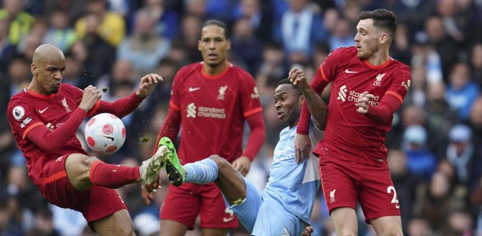 Fabinho (izquierda) pugna el balón con Raheem Sterling (segundo derecha) del Manchester City en el partido de la Liga Premier.