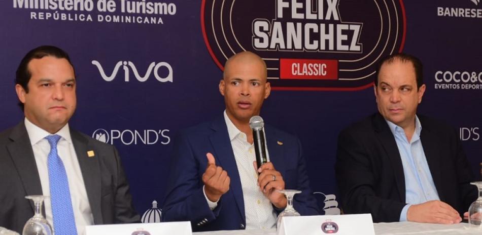 Félix Sánchez mientras ofrece detalles de su clásico de atletismo que será el 14 de mayo en Bayaguana.