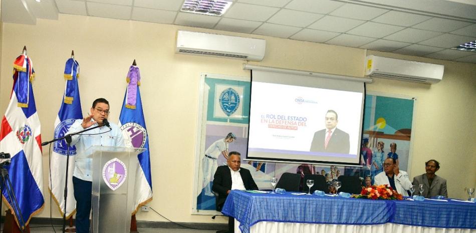 José Ruben Gonell Cosme hablan en el diplomado iniciado en la UASD.