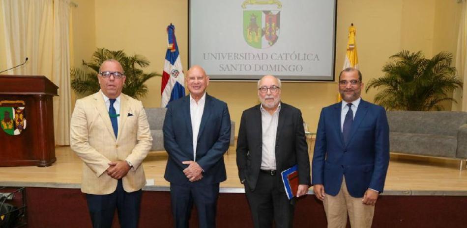 Pedro Catrain Bonilla senador , Eric Raful abogado  y Olivo Rodríguez Huertas, exembajador de la República.