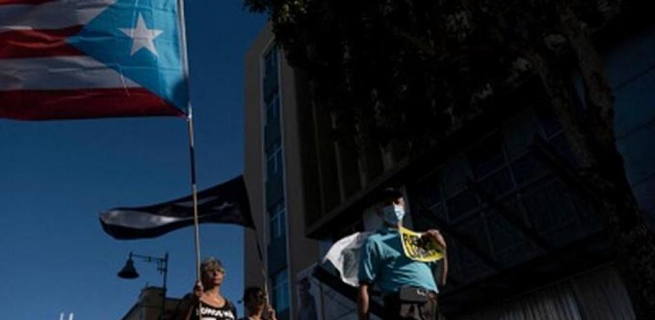 Puertorriqueños protestando frente a la sede de LUMA Energy, la empresa que se hizo cargo de la transmisión y distribución de la autoridad eléctrica de la isla,. AFP