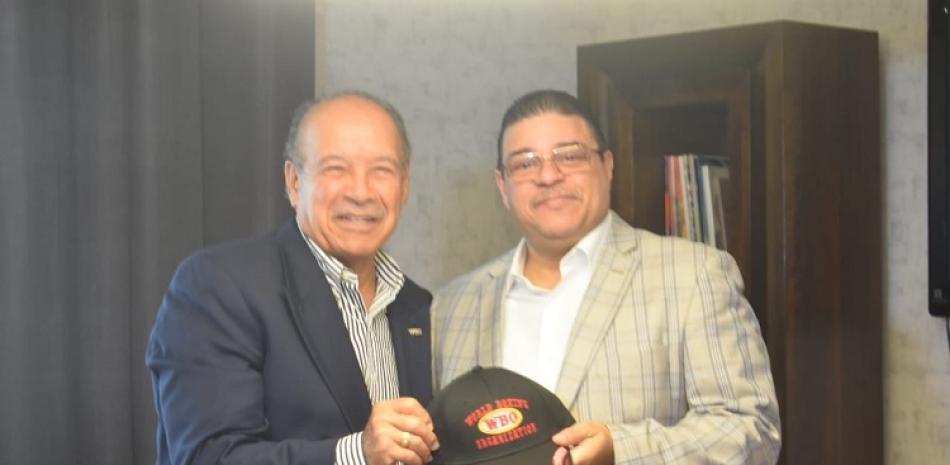 Paco Valcárcel, presidente de la OMB, comparte con el ministro de Deportes, Francisco Camacho.