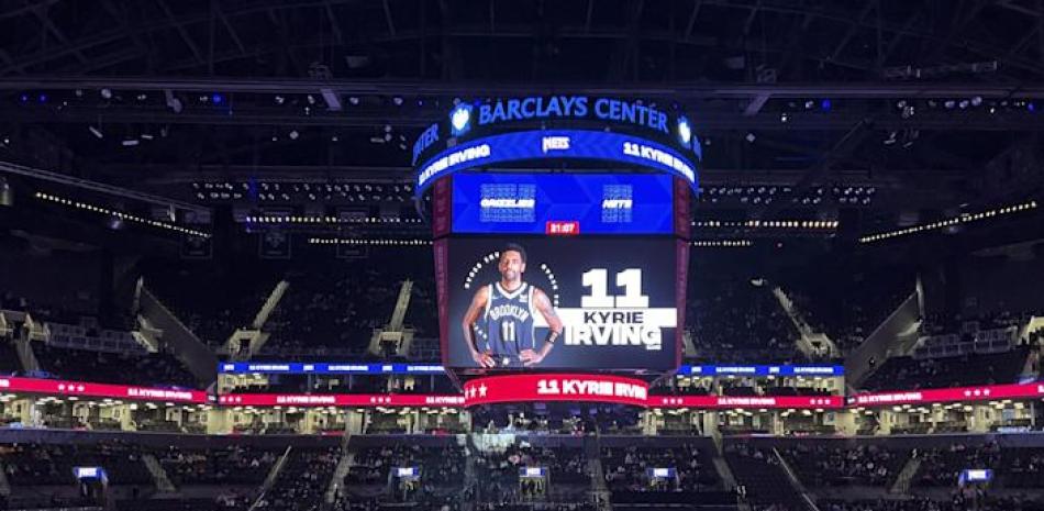 Kyrie Irving, mostrado en la pantalla del Barclays Center, es uno de las figuras principales de los Nets.