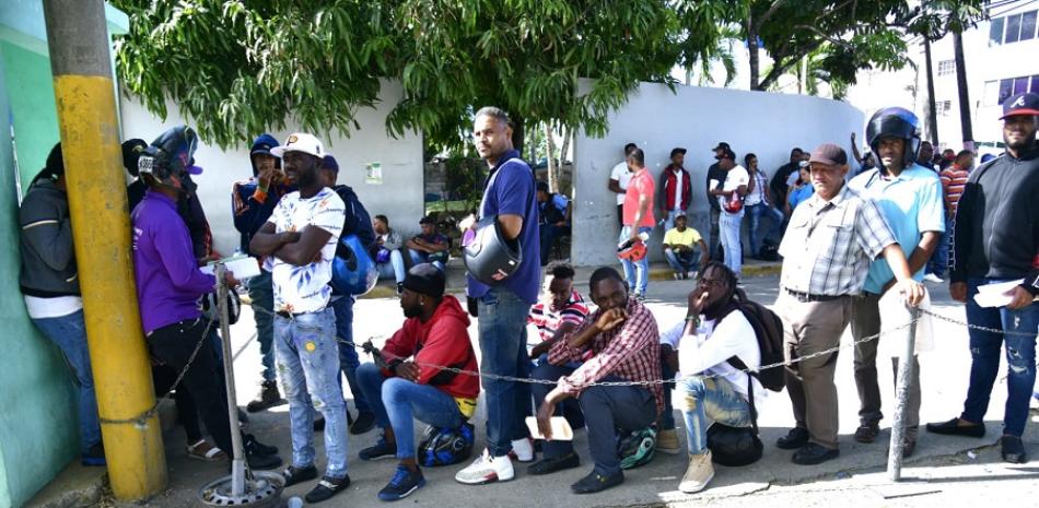 Personas esperando a ser despachados en el Canódromo. / Foto: José Alberto Maldonado