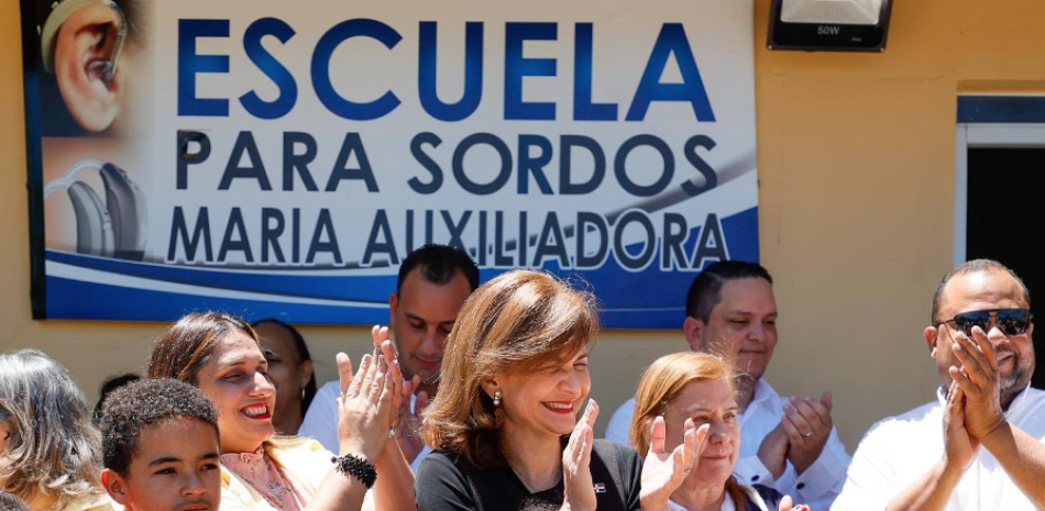 La escuela de sordomudos María Auxiliadora tiene programado diplomados de lenguajes de señas para capacitar a más profesores, pero que tienen la propuesta de una maestra especializada en ese asunto de Santo Domingo y que quiere radicarse en Jarabacoa. ONELIO DOMÍNGUEZ/LD