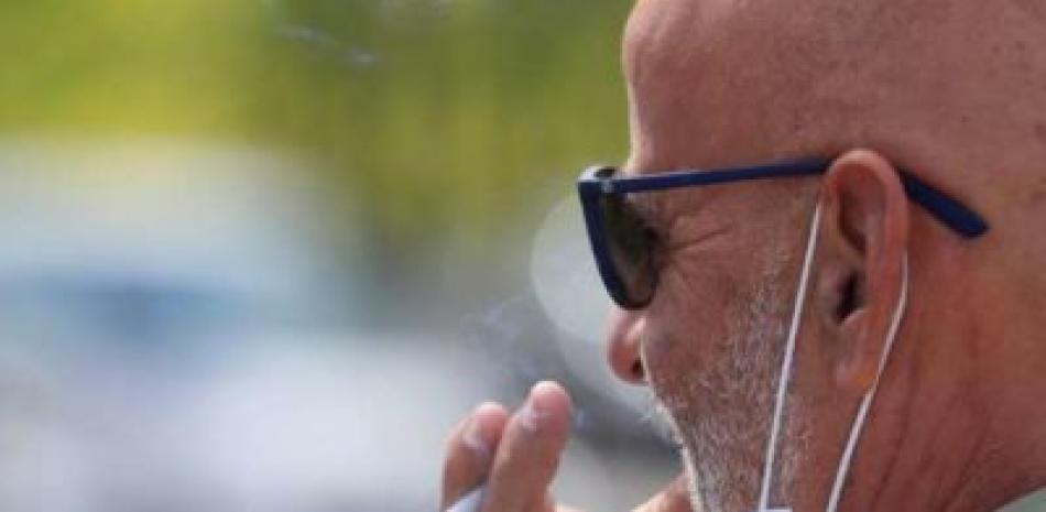 Un hombre fuma un cigarrillo.

Foto: EFE/Fernando Alvarado/Archivo