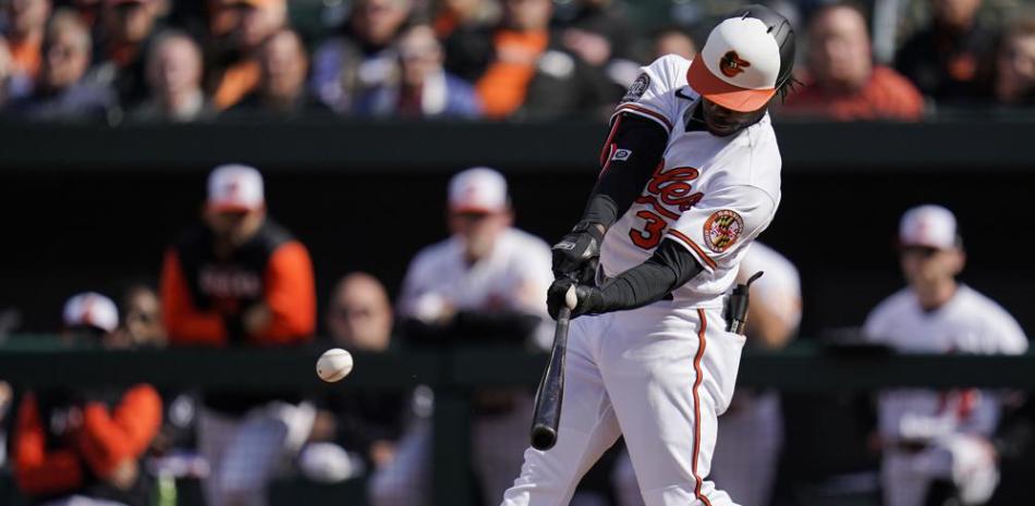 Cedric Mullins, de los Orioles, al momento de conectar su decisivo sencillo ante los Cerveceros.