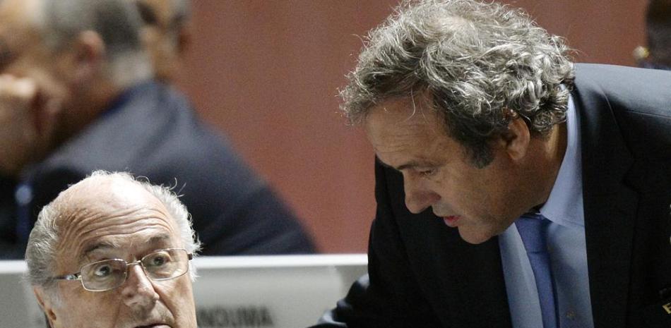 Michel Platini, a la derecha, y Sepp Blatter aparecen durante el congreso número 65 de la FIFA.