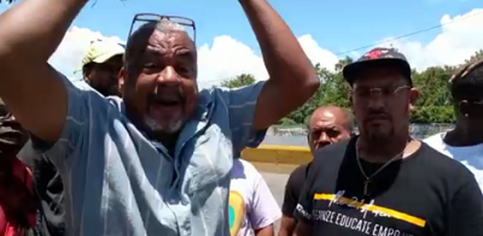 Conductores de la Asociación de Choferes de Sabana Perdida y Villa Mella protestan por retención de sus vehículos. Fotos: Yariel Ferreras / LD