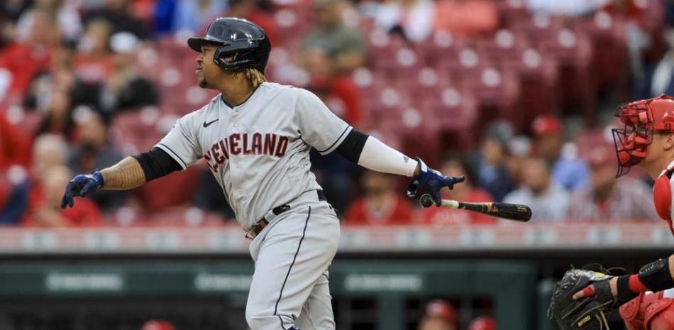 José Ramirez, de los Guardianes, observa su jonrón de dos carreras en la cuarta entrada del juego ante los Rojos de Cincinnati.