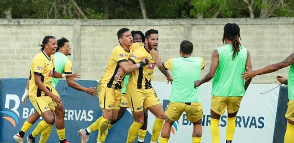 Integrantes del equipo de Moca celebran tras marcar un gol en uno de los partidos de la LDF.