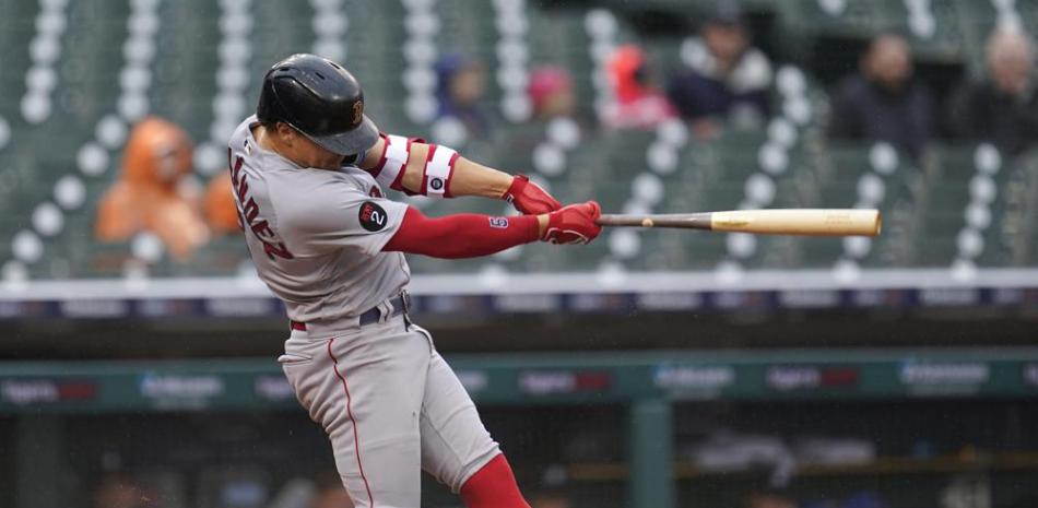 Enrique Hernández, de Boston, conecta un doble productor de una carrera en contra de los Tigres de Detroit en la cuarta entrada del juego de béisbol en Detroit.