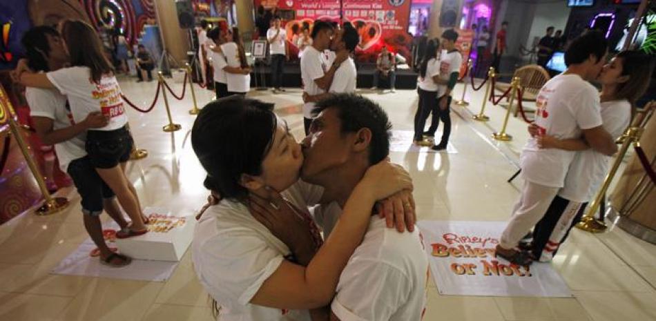 Ekachai Tiranarat, de 44 años, besa a su esposa Laksana Tiranarat, de 33. El concurso se llevó a cabo en la ciudad balnearia de Pattaya, en Thailandia. Ellos consiguieron el récord mundial del beso más largo.

Foto: REUTERS/Chaiwat Subprasom