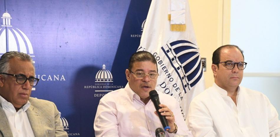El ministro de Deportes, Francisco Camacho, encabeza la rueda de prensa presencial y virtual para anunciar los dos eventos en el país.