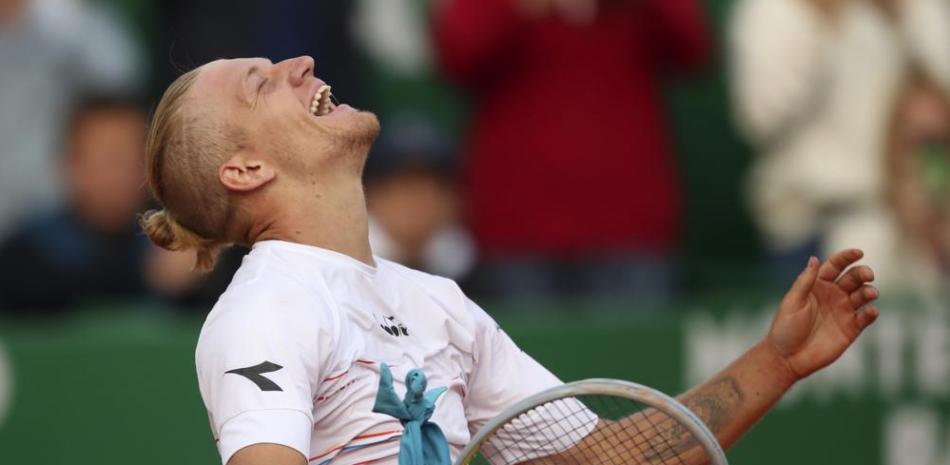 Alejandro Davidovich Fokina festeja tras vencer a Novak Djokovic en el Masters de Montecarlo.