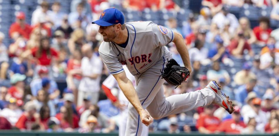 Max Scherzer, abridor de los Mets de Nueva York, hace un lanzamiento en el encuentro ante los Filis de Filadelfia.