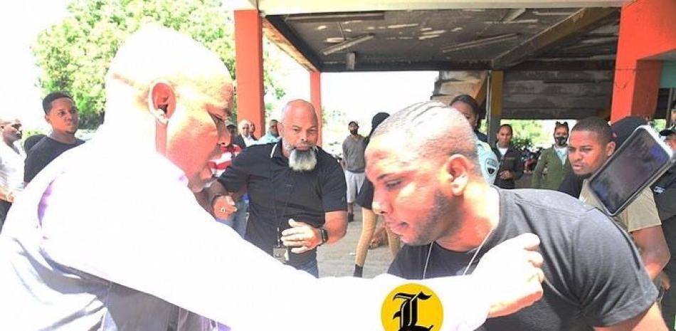 Momento en el que un agente de la Digesett arrebata la video cámara a periodistas de CDN. RAUL ASENCIO/LD