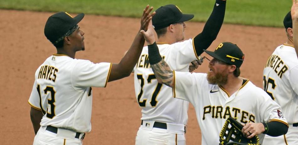 Ben Gamel, de los Piratas, celebra con Ke'Bryan Hayes tras el triunfo 6-2 ante los Cachorros de Chicago.