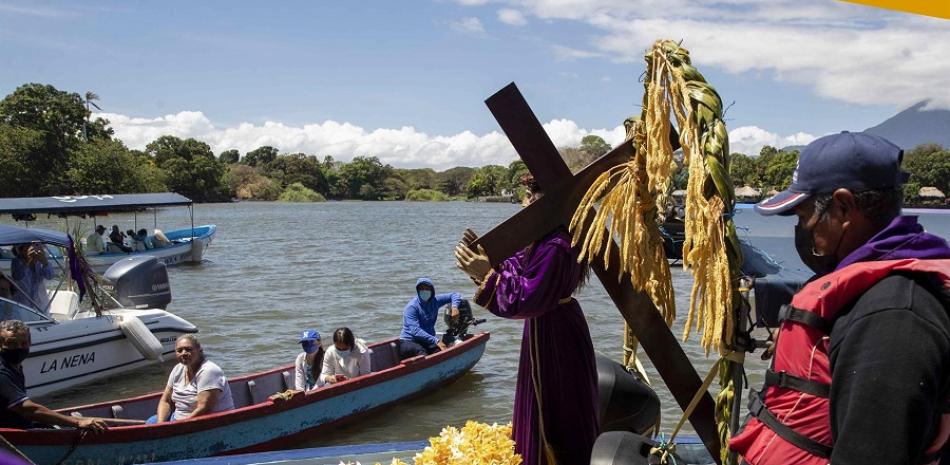 Imagen de Jesús cargando una cruz sobre una embarcación durante el tradicional Viacrucis. EFE/ Jorge Torres
