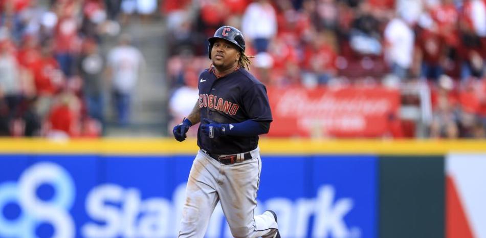 El dominicano José Ramírez, de los Guardianes de Cleveland, recorre las bases luego de conectar un grand slam ante los Rojos de Cincinnati.