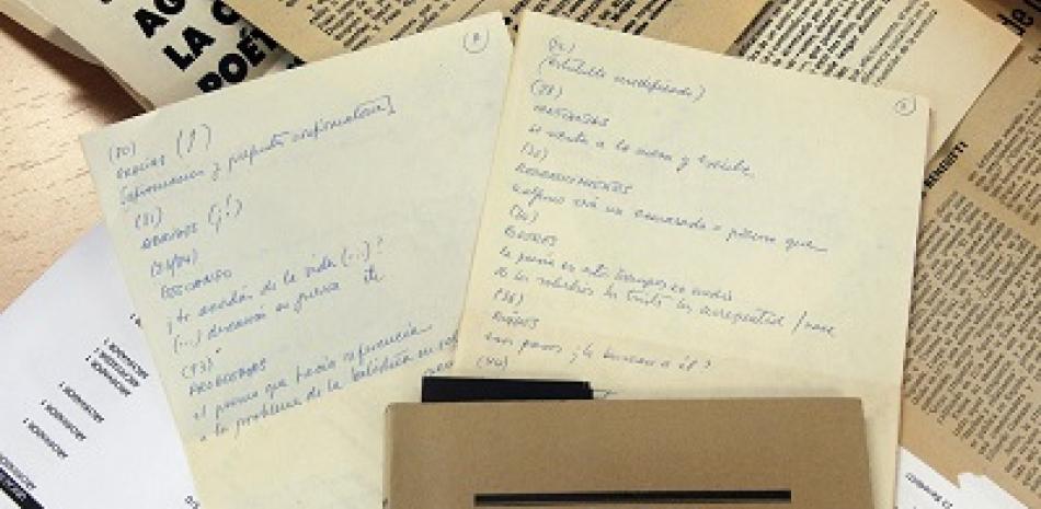 Detalle de las anotaciones de Mario Benedetti sobre la obra de Juan Gelman "Si dulcemente" en la biblioteca personal madrileña del uruguayo. Fotos: EFE