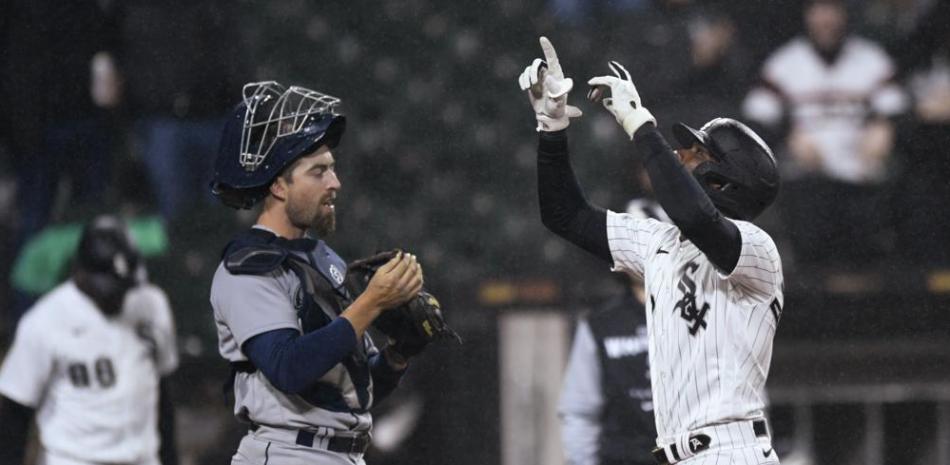 Tim Anderson, de los Medias Blancas de Chicago, celebra después de conectar un jonrón solitario en la séptima entrada del duelo ante los Marineros de Seattle.