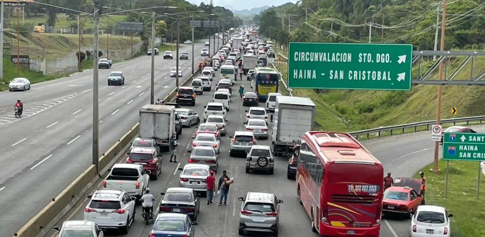 Salida hacia el norte del país desde la capital, Santo Domingo, por la Autopista Duarte. Jorge Cruz/LD