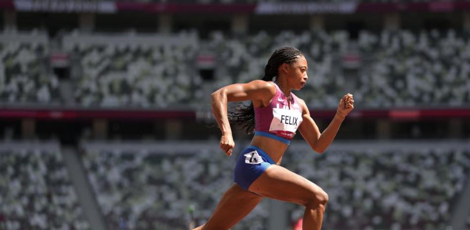 En esta imagen de archivo, la estadounidense Allyson Felix compite en una eliminatoria de la prueba femenina de 400 metros en los Juegos Olímpicos de Tokio.