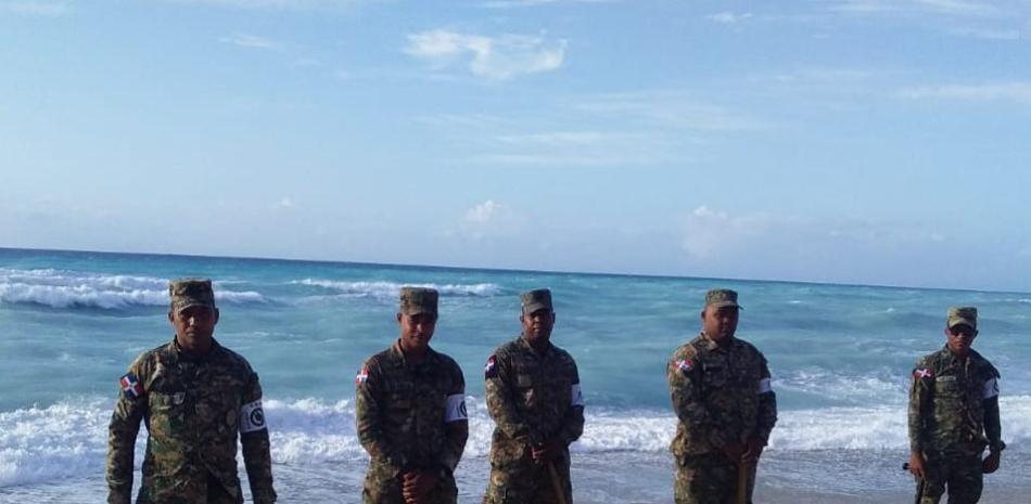 Militares en la orilla de la playa Los Patos.
