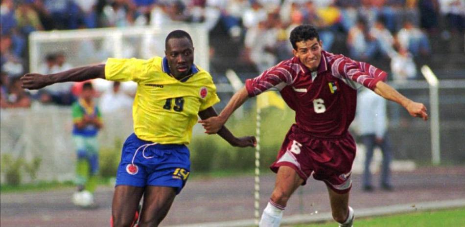 Freddy Rincón (izquierda) lucha por el balón con Elvis Martínez de Venezuela durante un partido de clasificación de la copa Francia '98 en San Cristóbal, Venezuela.