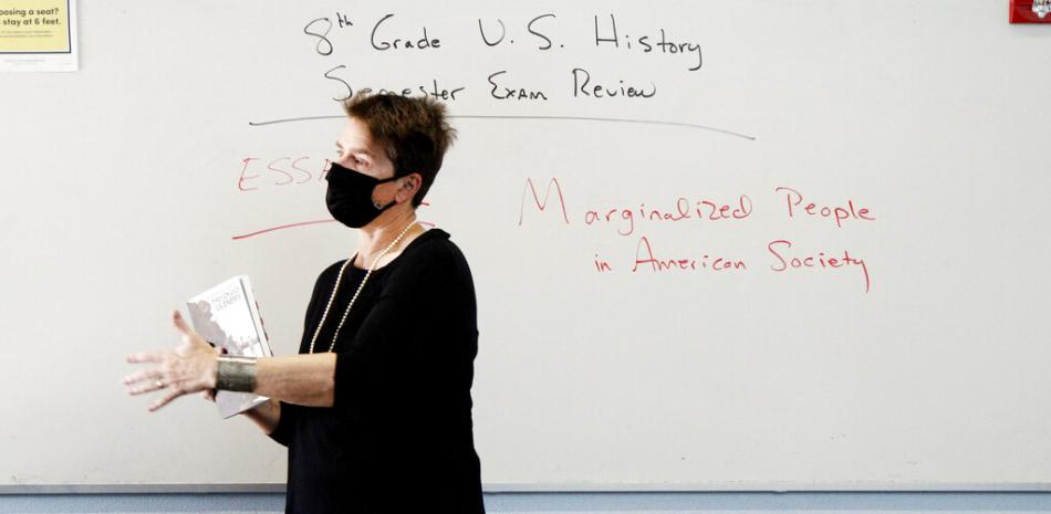 La maestra de historia Wendy Leighton habla sobre los marginados en una clase en la escuela Monte del Sol en Santa Fe, Nuevo México, 3 de diciembre de 2021.

Foto: AP/Cedar Attanasio