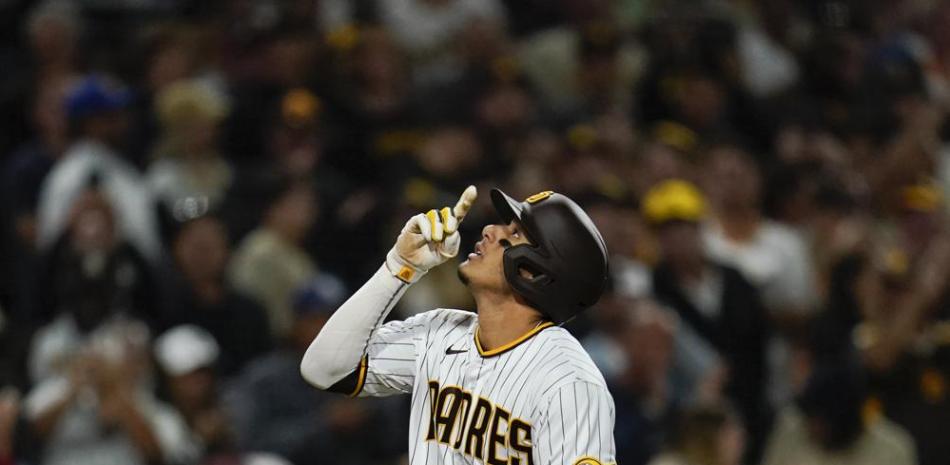 Manny Machado, de los Padres de San Diego, festeja luego de conectar un jonrón de dos carreras en el juego del jueves 14 de abril de 2022, ante los Bravos de Atlanta.