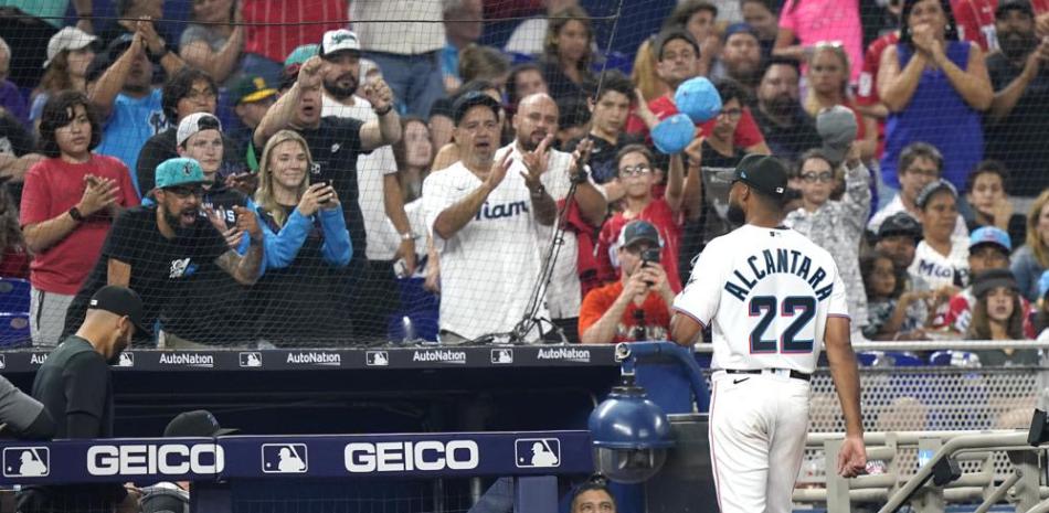 Los fanáticos ovacionan al dominicano Sandy Alcántara, de los Marlins de Miami, durante el séptimo inning del juego ante los Filis de Filadelfia.